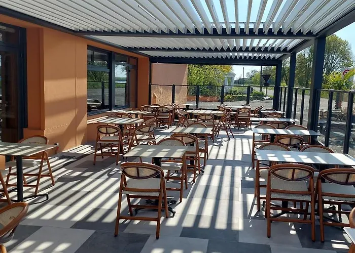 Hotel Logis Hotels - Au Poisson D'Argent - Hotel 3 Etoiles Et Restaurant Le Mesnil-en-Vallée