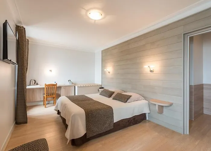 Hotel Logis Hotels - Au Poisson D'Argent - Hotel 3 Etoiles Et Restaurant Le Mesnil-en-Vallee